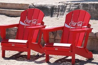 Prodávali ji za 5 centů dlouhých 70 let. Díky hloupé chybě dobyla Coca-Cola celý svět - Médium.cz